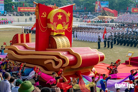 Hình ảnh ấn tượng buổi tổng duyệt diễu binh, diễu hành kỷ niệm 70 năm Chiến thắng Điện Biên Phủ- Ảnh 1. Xe Quốc huy tiến vào lễ đài - Ảnh: NAM TRẦN