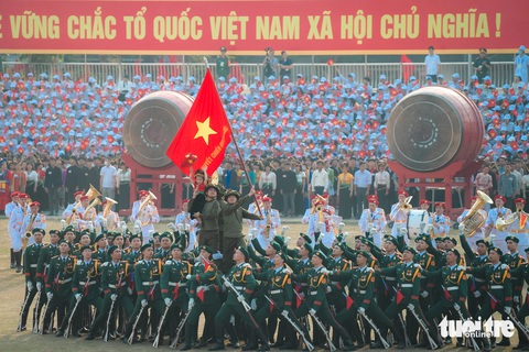 Hình ảnh ấn tượng buổi tổng duyệt diễu binh, diễu hành kỷ niệm 70 năm Chiến thắng Điện Biên Phủ- Ảnh 2. Tạo hình ấn tượng các chiến sĩ Điện Biên và em bé - Ảnh: NAM TRẦN
