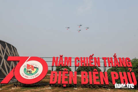 Hình ảnh ấn tượng buổi tổng duyệt diễu binh, diễu hành kỷ niệm 70 năm Chiến thắng Điện Biên Phủ- Ảnh 3. Biên đội trực thăng bay qua Bảo tàng Lịch sử chiến thắng Điện Biên Phủ - Ảnh: NGUYỄN KHÁNH
