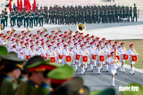 Hình ảnh ấn tượng buổi tổng duyệt diễu binh, diễu hành kỷ niệm 70 năm Chiến thắng Điện Biên Phủ- Ảnh 4. Khối nữ quân nhạc xinh đẹp - Ảnh: NAM TRẦN