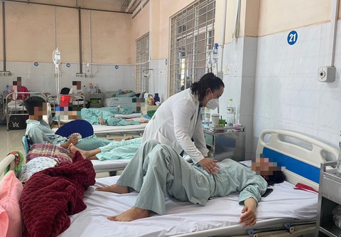 8 tháng xảy ra 3 vụ ngộ độc lớn khiến hơn 1.000 người nhập viện- Ảnh 1. Bệnh nhân bị ngộ độc sau khi ăn bánh mì tại tiệm bánh mì Cô Băng (TP Long Khánh) - Ảnh: A LỘC