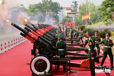 21 loạt đại bác vang lên trên nền nhạc bài Quốc ca - Ảnh: NGUYỄN KHÁNH Lễ kỷ niệm 70 năm Chiến thắng Điện Biên Phủ được bắt đầu bằng loạt 21 phát đại bác rền vang trên nền nhạc Quốc ca. Có tất cả 15 khẩu pháo 105mm được tập kết tại Bảo tàng Chiến thắng Điện Biên Phủ (Điện Biên) - Ảnh: NGUYỄN KHÁNH