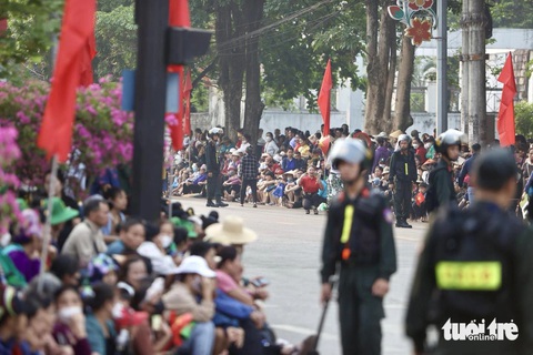 Rất đông người dân ngồi trật tự đợi xem lễ tổng duyệt ở khắp các nẻo đường chính - Ảnh: NGUYỄN KHÁNH Rất đông người dân ngồi trật tự đợi xem lễ tổng duyệt ở khắp các nẻo đường chính - Ảnh: NGUYỄN KHÁNH