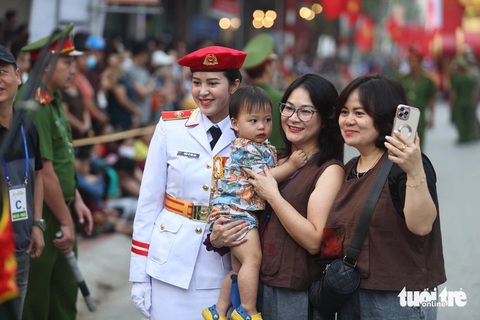 Hình ảnh quân dân thân thương xuất hiện trên khắp nẻo đường thành phố Điện Biên Phủ hôm nay - Ảnh: NGUYỄN KHÁNH Hình ảnh quân dân thân thiết xuất hiện trên khắp nẻo đường thành phố Điện Biên Phủ hôm nay