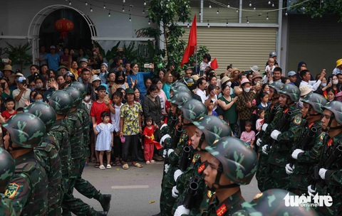 Người dân đứng chật kín hai bên đường, từ người già đến trẻ nhỏ ngắm nhìn những người lính diễu binh - Ảnh NGUYỄN KHÁNH Người dân đứng chật kín hai bên đường, từ người già đến trẻ nhỏ ngắm nhìn những người lính diễu binh - Ảnh NGUYỄN KHÁNH