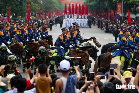 Lực lượng Cảnh sát cơ động Kỵ binh di chuyển thành các đội hình trên đường phố. Khối cảnh sát cơ động kỵ binh, đơn vị có chức năng huấn luyện, sử dụng ngựa nghiệp vụ đấu tranh, phòng chống tội phạm, đặc biệt tại các khu vực có địa hình phức tạp, vùng sâu, vùng xa - Ảnh: NGUYỄN KHÁNH Lực lượng Cảnh sát cơ động kỵ binh di chuyển thành các đội hình trên đường phố. Khối cảnh sát cơ động kỵ binh, đơn vị có chức năng huấn luyện, sử dụng ngựa nghiệp vụ đấu tranh, phòng chống tội phạm, đặc biệt tại các khu vực có địa hình phức tạp, vùng sâu, vùng xa - Ảnh: NGUYỄN KHÁNH