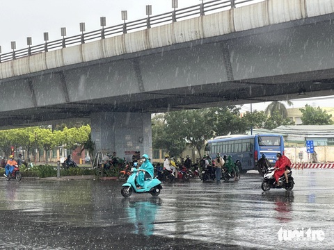 Sấm rền vang trời, mây đen kịt, TP.HCM mưa dông sớm- Ảnh 3. Mưa lớn tại ngã tư Thủ Đức - Ảnh: NGỌC QUÝ