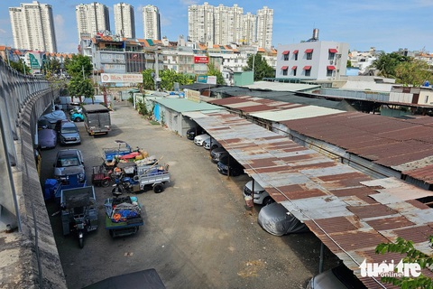 Bãi giữ xe 24/24 xây dựng không phép tại 5 vị trí với nhà - vách - mái bằng tôn, tổng diện tích gần 420m2 - Ảnh: ÁI NHÂN