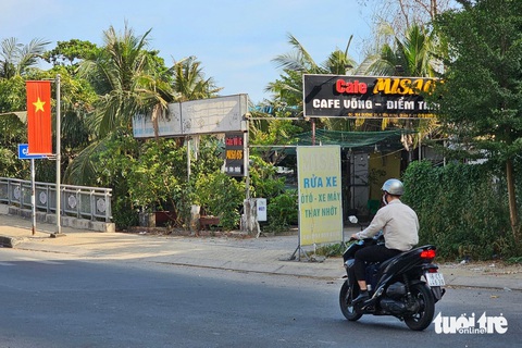 Cách đó không xa, một công trình không phép có diện tích 950m2 nằm trên thửa đất từ số 104-111, lô CV7 khu dân cư Him Lam. Công trình này trước đây là quán ăn, hiện là quán cà phê - Ảnh: ÁI NHÂN