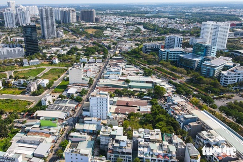 Khu dân cư Kim Sơn (phường Tân Phong) có nhiều công trình vi phạm xây dựng. Phường Tân Phong cũng là phường có đến 41/96 công trình xây dựng không phép, sai phép, sai quy hoạch tập trung tại các khu dân cư Kim Sơn, khu dân cư Ven sông, khu dân cư Tân Phong... - Ảnh: PHƯƠNG NHI
