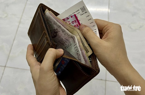 Mỗi ngày bạn thân được vợ phát 55.000 đồng, 'đồng bọn' ứa nước mắt- Ảnh 1. Nhiều cô vợ rất thích kiểm soát chi tiêu, lấy hết lương và lục lọi ví của chồng - Ảnh minh họa: TRIỆU VÂN