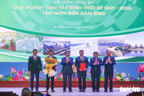 Khai thác thế mạnh là điểm kết nối vùng Đông Nam Á của Tây Ninh- Ảnh 1. Thủ tướng Chính phủ Phạm Minh Chính trao quyết định công bố quy hoạch cho tỉnh Tây Ninh - Ảnh: CHÂU TUẤN