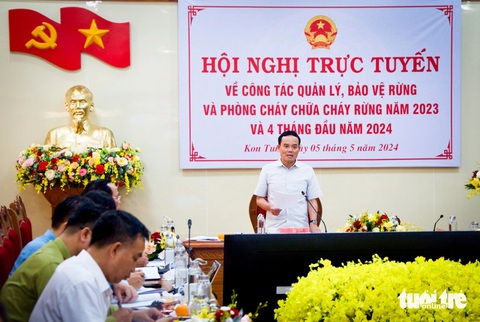 Phó thủ tướng ấn tượng việc 1 kiểm lâm đi 370km/tháng để bảo vệ rừng- Ảnh 1. Phó thủ tướng Trần Lưu Quang chủ trì hội nghị về quản lý, bảo vệ rừng tại TP Kon Tum ngày 5-5 - Ảnh: NGỌC LÂM