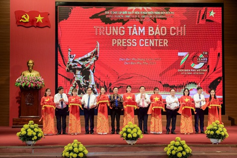 Trường Ban Tuyên giáo Trung ương Nguyễn Trọng Nghĩa, Phó Thủ tướng Trần Hồng Hà cùng các đại biểu cắt băng khai trương Trung tâm Báo chí Lễ kỷ niệm 70 năm Chiến thắng Điện Biên Phủ - Ảnh: NAM TRẦN Trưởng Ban Tuyên giáo Trung ương Nguyễn Trọng Nghĩa, Phó thủ tướng Trần Hồng Hà cùng các đại biểu cắt băng khai trương Trung tâm Báo chí Lễ kỷ niệm 70 năm Chiến thắng Điện Biên Phủ - Ảnh: NAM TRẦN
