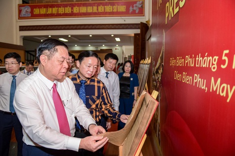 Trưởng Ban Tuyên giáo Trung ương Nguyễn Trọng Nghĩa và Phó Thủ tướng Trần Hồng Hà xem các số báo Quân đội Nhân dân - Ảnh: NAM TRẦN Trưởng Ban Tuyên giáo Trung ương Nguyễn Trọng Nghĩa và Phó thủ tướng Trần Hồng Hà xem các số báo Quân Đội Nhân Dân - Ảnh: NAM TRẦN