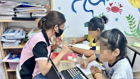 Sinh viên làm thêm trái ngành còn tốt hơn kiếm tiền online- Ảnh 3. Nữ sinh viên của một trường đại học ở TP.HCM đang làm hai công việc bán thời gian là gia sư và phục vụ tại quán cà phê - Ảnh: NGỌC LÂN