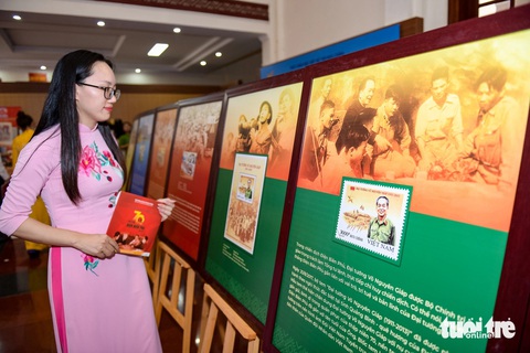 Người xem triển lãm những bộ tem kỷ niệm Chiến thắng Điện Biên Phủ - Ảnh: NAM TRẦN Người xem triển lãm những bộ tem kỷ niệm Chiến thắng Điện Biên Phủ - Ảnh: NAM TRẦN