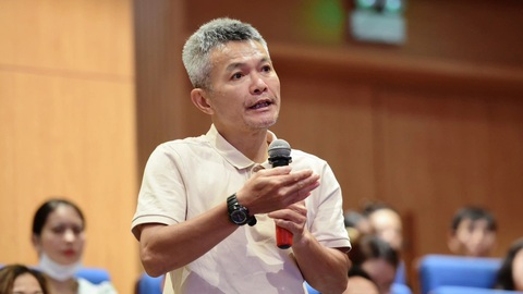 Lỗ hổng kiểm định đại học- Ảnh 1. Cơ hội việc làm luôn là một trong những mối băn khoăn của phụ huynh, học sinh tại các chương trình tư vấn tuyển sinh - hướng nghiệp của báo Tuổi Trẻ. Trong ảnh: phụ huynh đặt câu hỏi trong chương trình tư vấn “Cùng con chọn trường” vào ngày 21-4 vừa qua - Ảnh: DUYÊN PHAN