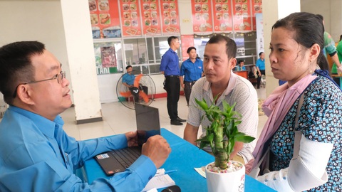 Đồng hành cùng công nhân vượt khó- Ảnh 1. Công nhân Nguyễn Thị Hồng Tâm bị tai nạn lao động đến nhờ Trung tâm Tư vấn pháp luật (Liên đoàn Lao động TP.HCM) tư vấn các chính sách cho công nhân bị tai nạn - Ảnh: VŨ THỦY
