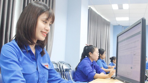 Nhà giáo trẻ so tài kiến thức lý luận- Ảnh 1. Các thí sinh đang tham gia làm bài thi trắc nghiệm trực tuyến vòng loại hội thi sáng 5-5 - Ảnh: CÔNG TRIỆU