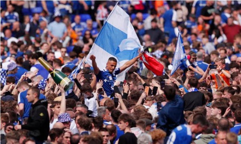 Tin tức thể thao sáng 5-5: Haaland ghi 4 bàn giúp Man City bám sát Arsenal- Ảnh 3. Ipswich Town ăn mừng thăng hạng - Ảnh: Getty