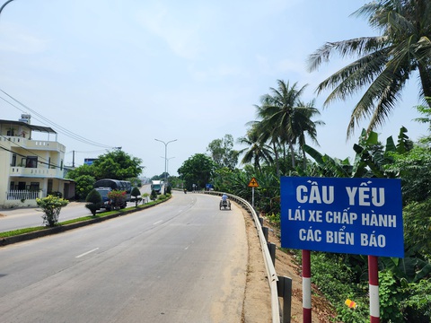 Lái xe đi quốc lộ 1 chú ý rẽ hướng khác vì cầu Trà Khúc 2 sắp sửa dài ngày- Ảnh 3. Thời gian qua, cơ quan chức năng cắm biển cầu yếu để lái xe chú ý giảm tốc - Ảnh: TRẦN MAI