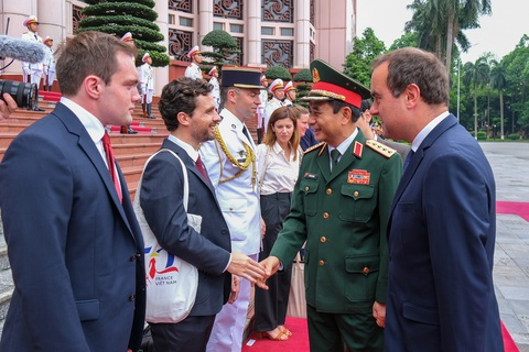 Bộ trưởng Bộ Quân đội Pháp Sébastien Lecornu giới thiệu đoàn công tác với Đại tướng Phan Văn Giang - Ảnh: HÀ QUÂN Bộ trưởng Bộ Quân đội Pháp Sébastien Lecornu giới thiệu đoàn công tác với đại tướng Phan Văn Giang - Ảnh: HÀ QUÂN
