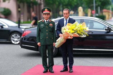 Đại tướng Phan Văn Giang tặng hoa chúc mừng Bộ trưởng Bộ Quân đội Pháp Sébastien Lecornu - Ảnh: HÀ QUÂN Đại tướng Phan Văn Giang tặng hoa chúc mừng Bộ trưởng Bộ Quân đội Pháp Sébastien Lecornu - Ảnh: HÀ QUÂN