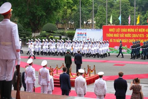 Hai bộ trưởng tham dự duyệt binh tại trụ sở Bộ Quốc phòng - Ảnh: HÀ QUÂN Hai bộ trưởng tham dự duyệt đội danh dự Quân đội nhân dân Việt Nam tại trụ sở Bộ Quốc phòng - Ảnh: HÀ QUÂN