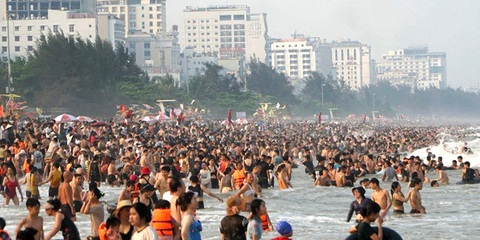 Giá vé máy bay cao nên chọn điểm du lịch gần- Ảnh 1. Bãi biển Sầm Sơn (Thanh Hóa) đông nghẹt du khách dịp 30-4 năm nay - Ảnh: HÀ ĐỒNG