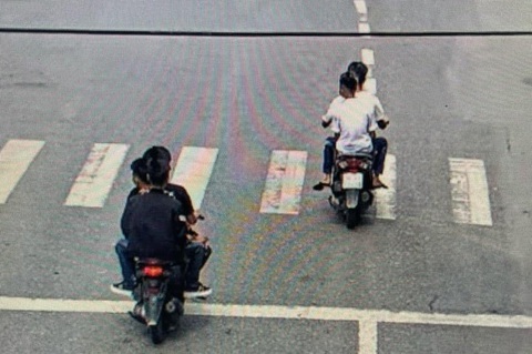 Nhóm thiếu niên dùng dao đe dọa cướp đôi dép trị giá 650.000 đồng của nam sinh- Ảnh 1. Hình ảnh các nghi phạm thời điểm đi gây án - Ảnh: Cắt từ camera