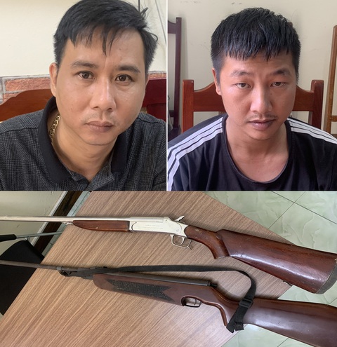 Tạm giữ 2 nghi phạm hoạt động 'tín dụng đen', thu 2 khẩu súng- Ảnh 1. Hai nghi phạm Hoàng Trung Hiếu, Nguyễn Công Hùng và tang vật vụ án - Ảnh: Công an tỉnh Thanh Hóa cung cấp