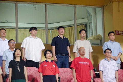 HLV Kim Sang Sik (áo đen, hàng trên cùng) được hỗ trợ bởi 3 trợ lý cá nhân cùng cán bộ VFF khi dự khán trận đấu - Ảnh: HOÀNG TÙNG HLV Kim Sang Sik (áo đen, hàng trên cùng) được hỗ trợ bởi 3 trợ lý cá nhân cùng cán bộ VFF dự khán trận đấu - Ảnh: HOÀNG TÙNG