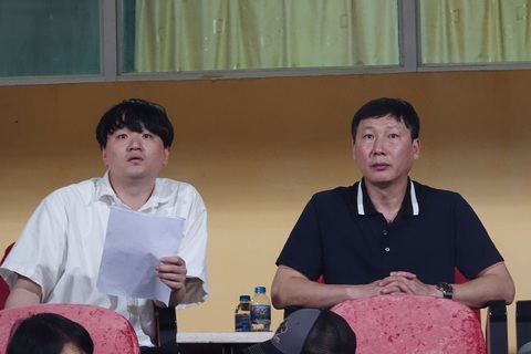HLV Kim Sang Sik đang tích theo dõi các trận đấu tại các giải vô địch quốc gia để tuyển chọn cầu thủ cho U23 và đội tuyển Việt Nam - Ảnh: HOÀNG TÙNG HLV Kim Sang Sik (phải) đang tích cực theo dõi các trận đấu tại giải vô địch quốc gia để tuyển chọn cầu thủ cho U23 và đội tuyển Việt Nam - Ảnh: HOÀNG TÙNG