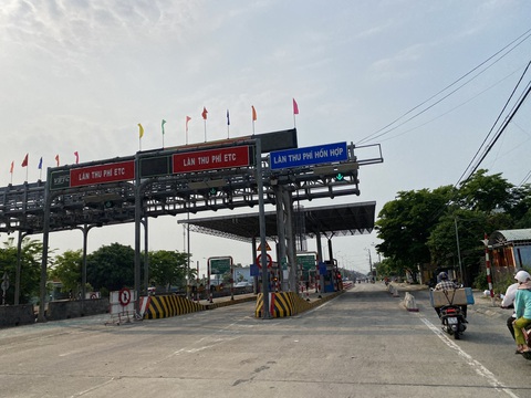 Sốt ruột vì xe ùn ùn né trạm thu phí, doanh nghiệp BOT lại gửi đơn cầu cứu- Ảnh 3. Trạm BOT vắng lặng trong khi xe ùn ùn vòng qua đường dân sinh - Ảnh: B.D.