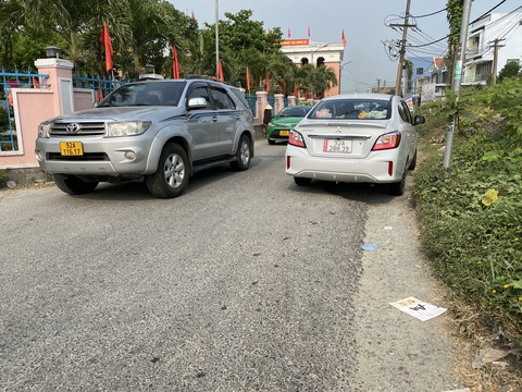 Sốt ruột vì xe ùn ùn né trạm thu phí, doanh nghiệp BOT lại gửi đơn cầu cứu- Ảnh 1. Xe ô tô đi đường vòng né thu phí ở thị xã Điện Bàn - Ảnh: B.D.