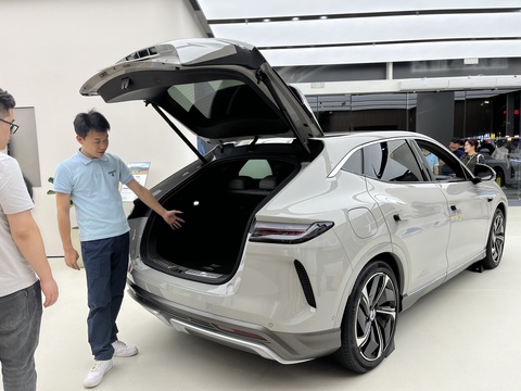 Hãng xe điện lớn nhất thế giới khai trương 15 showroom tại Việt Nam, kỳ vọng bán như tại Thái Lan- Ảnh 4. Rất dễ nhận thấy các loại xe điện trên đường và trong các trung tâm thương mại tại Trung Quốc. Trong ảnh là khách hàng đang xem một mẫu xe điện tại một trung tâm thương mại ở Thâm Quyến, Trung Quốc - Ảnh: TRẦN MẠNH