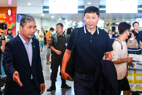 HLV Kim Sang Sik đã có mặt tại Việt Nam- Ảnh 4. Tổng thư ký VFF Dương Nghiệp Khôi đón ông Kim tại sân bay - Ảnh: MINH ĐỨC