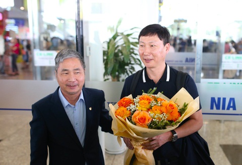 HLV Kim Sang Sik đã có mặt tại Việt Nam- Ảnh 5. Ông Khôi tặng hoa chúc mừng tân HLV trưởng đội tuyển Việt Nam - Ảnh: MINH ĐỨC