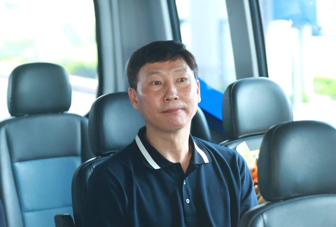 HLV Kim Sang Sik đã có mặt tại Việt Nam- Ảnh 6. Ông Kim Sang Sik lên xe do VFF bố trí rời sân bay Nội Bài để về nhà riêng - Ảnh: MINH ĐỨC