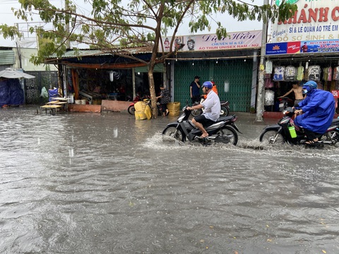 TP.HCM mới mưa dông đã có đường ngập, tối nay mưa khắp nơi?- Ảnh 4. Mới cơn mưa đầu mùa đã có đường ngập, người dân đi lại khó khăn - Ảnh: NGỌC LINH