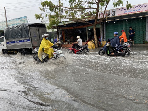 TP.HCM mới mưa dông đã có đường ngập, tối nay mưa khắp nơi?- Ảnh 1. Nước ngập tại đường Quách Điêu, huyện Bình Chánh sau cơn mưa dông chiều nay - Ảnh: NGỌC LINH