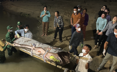 Tìm thấy thi thể hai ngư dân vụ chìm tàu câu mực- Ảnh 1. Lực lượng chức năng đưa thi thể hai ngư dân vào bờ bàn giao cho gia đình - Ảnh: HẢI THƯỢNG