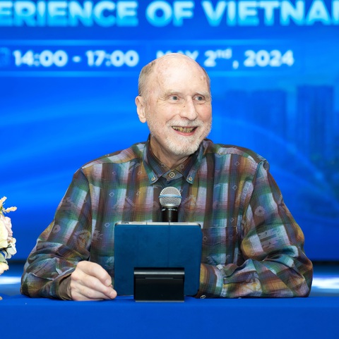 Nhà văn Robert Olen Butler trong buổi chia sẻ tại Trường ĐH Hoa Sen ngày 2-5 - Ảnh: HSU