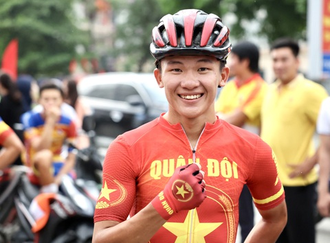 Tay đua 19 tuổi Phạm Lê Xuân Lộc của đội Quân đội lập kỷ lục tại Cuộc đua xe đạp về Điện Biên Phủ 2024 - Ảnh: NGUYỄN KHÁNH Tay đua 19 tuổi Phạm Lê Xuân Lộc của đội Quân đội lập kỷ lục tại Cuộc đua xe đạp về Điện Biên Phủ 2024 - Ảnh: NGUYỄN KHÁNH