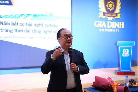 Cơ hội săn học bổng dành cho sinh viên đại học 2024- Ảnh 4. Ông Nguyễn Ngọc Dũng, chủ tịch Hiệp hội Thương mại Điện tử Việt Nam, giao lưu cùng sinh viên GDU - Ảnh: XUÂN TRƯỜNG