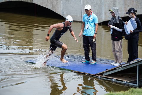 'Người sắt' Lâm Quang Nhật: Cảm hứng của 3 môn phối hợp Việt Nam- Ảnh 3. Bơi luôn là thế mạnh của Lâm Quang Nhật - Ảnh: NVCC