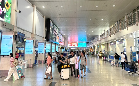 Giá vé máy bay 'nóng' làm hạ nhiệt du lịch Việt- Ảnh 1. Sân bay Tân Sơn Nhất thông thoáng những ngày dịp lễ 30-4