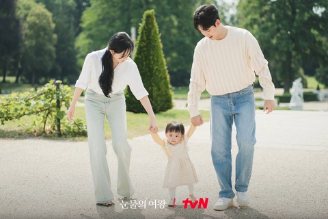 Kim Soo Hyun lộ hint hẹn hò Kim Ji Won- Ảnh 6. Một cảnh trong phim Queen of tears