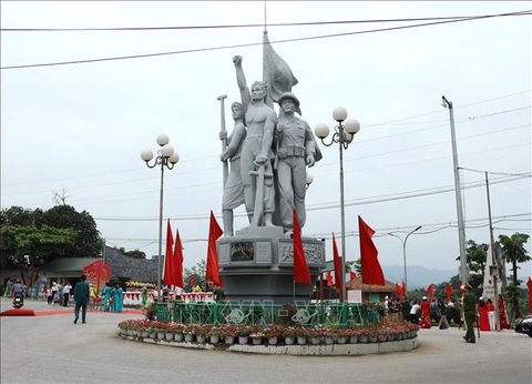 Tượng đài Bến Âu Lâu lịch sử ở phường Nguyễn Phúc, thành phố Yên Bái - Ảnh: TTXVN Tượng đài Bến Âu Lâu lịch sử ở phường Nguyễn Phúc, thành phố Yên Bái - Ảnh: TTXVN